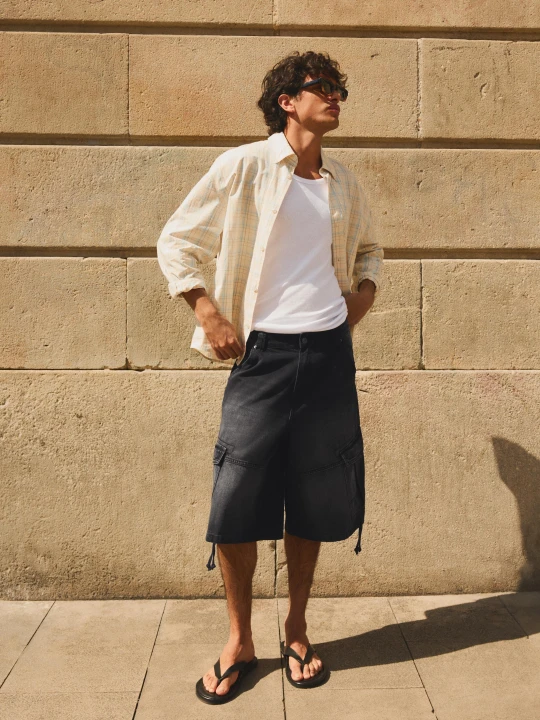 Zdjęcie produktu Bershka Bermudy Denim Cargo Parachute Mężczyzna Czarny