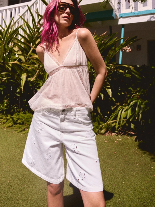 Zdjęcie produktu Bershka Bermudy Z Denimu O Kroju Baggy Z Haftami Kobieta Kremowy