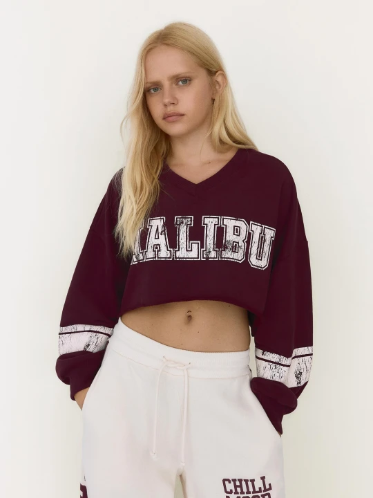 Zdjęcie produktu Bershka Bluza O Krótszym Kroju Z Okrągłym Dekoltem I Nadrukiem Kobieta Bordowy