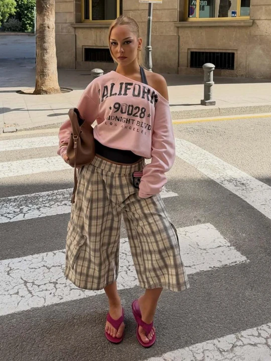 Zdjęcie produktu Bershka Bluza Z Podwójnym Asymetrycznym Dekoltem Kobieta Różowy