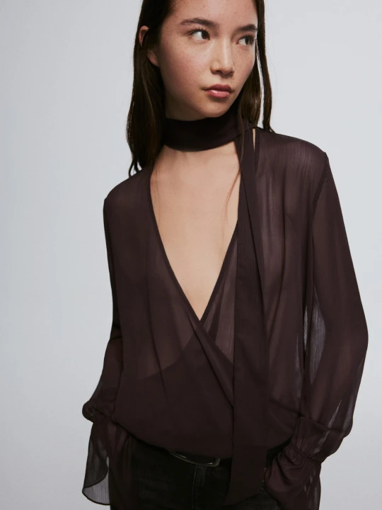 Zdjęcie produktu Bershka Bluzka Z Długim Rękawem I Wiązanym Dekoltem Kobieta Brązowy