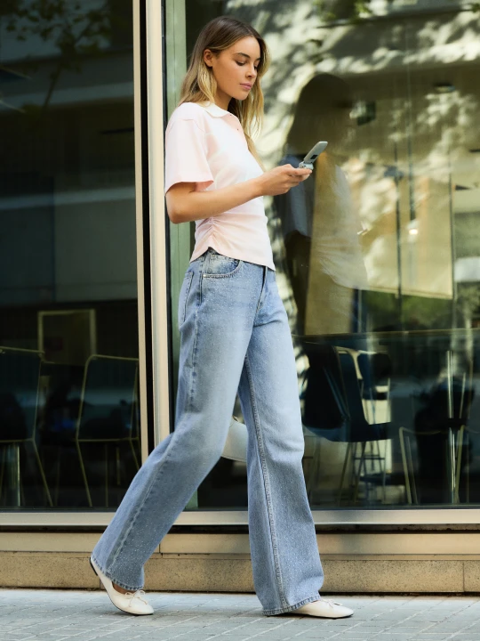 Zdjęcie produktu Bershka Błyszczące Jeansy O Kroju Straight Wide Kobieta Wyblakły Niebieski