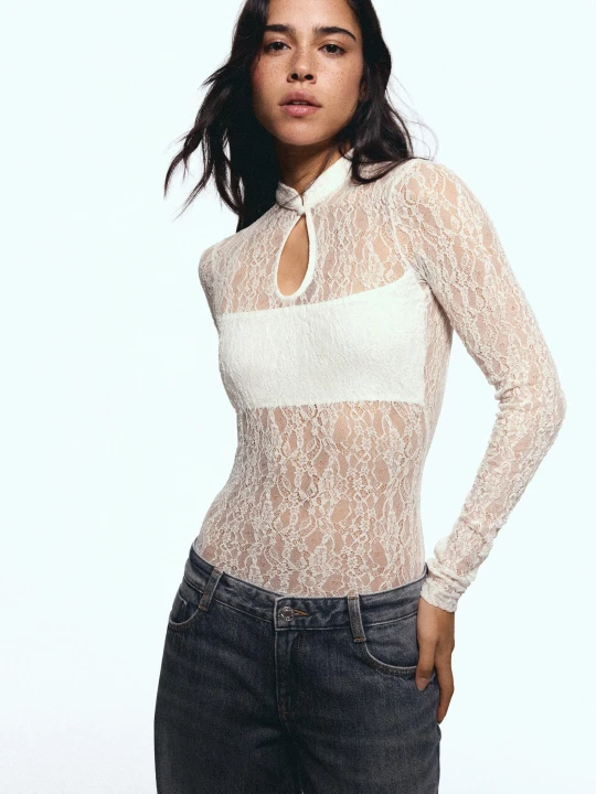 Zdjęcie produktu Bershka Body Z Długim Rękawem, Rozcięciem I Koronkowym Dekoltem Kobieta Biały Złamany