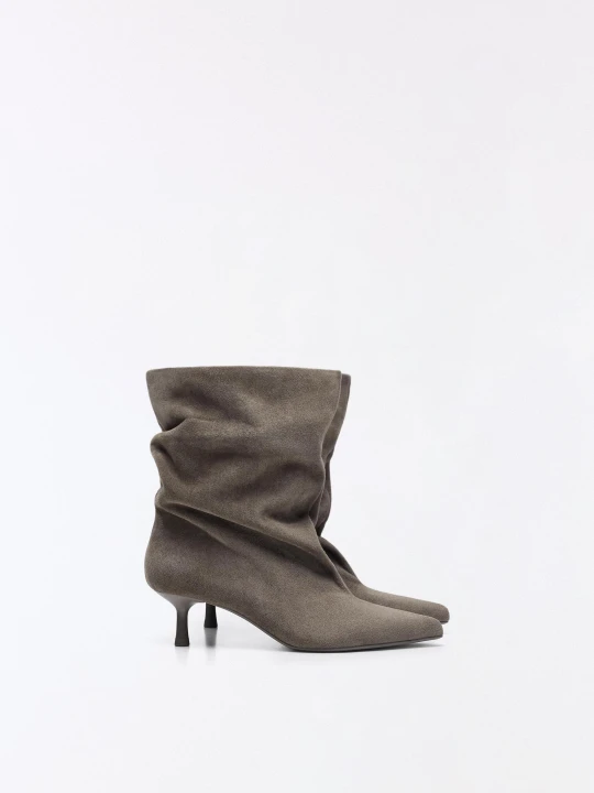 Zdjęcie produktu Bershka Botki Na Obcasie Kitten O Kroju Slouchy Kobieta Szarobrązowy