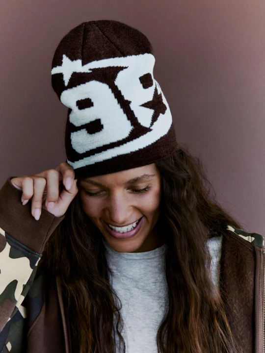 Zdjęcie produktu Bershka Czapka Beanie W Graficzny Wzór Kobieta Biały