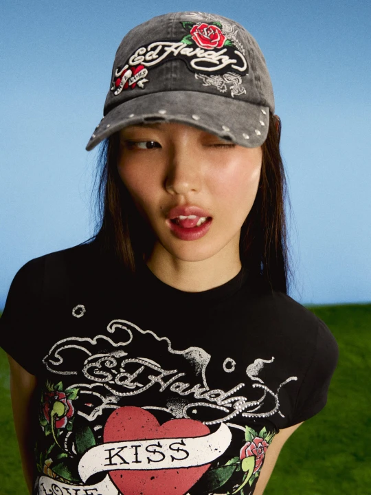 Zdjęcie produktu Bershka Czapka Z Daszkiem Z Haftem Ed Hardy X Bershka Kobieta Czarny