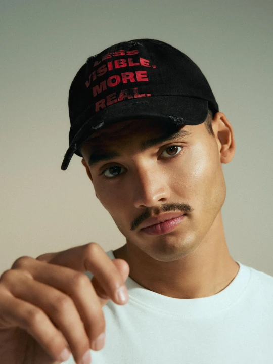 Zdjęcie produktu Bershka Czapka Z Nadrukiem I Przetarciami Mężczyzna Czarny