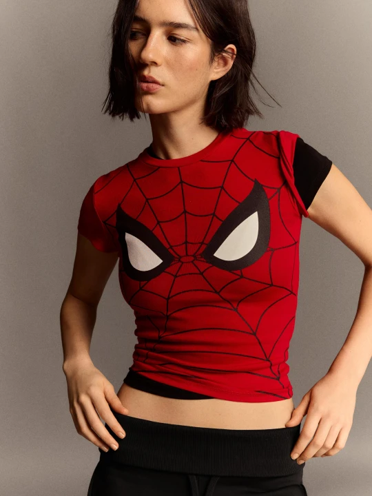 Zdjęcie produktu Bershka Dopasowana Koszulka Spider-Man Kobieta Czerwony