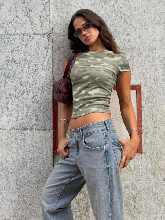 Zdjęcie produktu Bershka Dopasowana Koszulka Z Krótkim Rękawem I Nadrukiem Kobieta Khaki