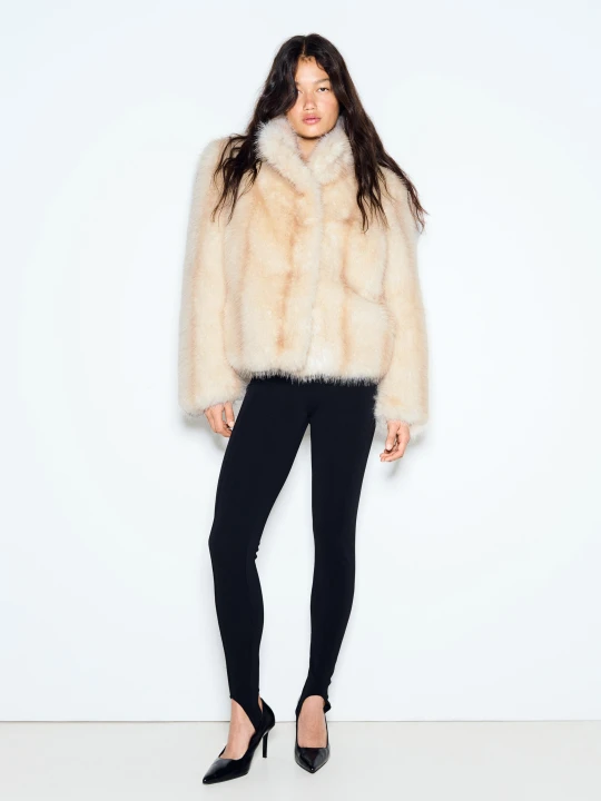 Zdjęcie produktu Bershka Dopasowana Kurtka Z Futerkiem I Poduszkami Na Ramionach Kobieta Kremowy