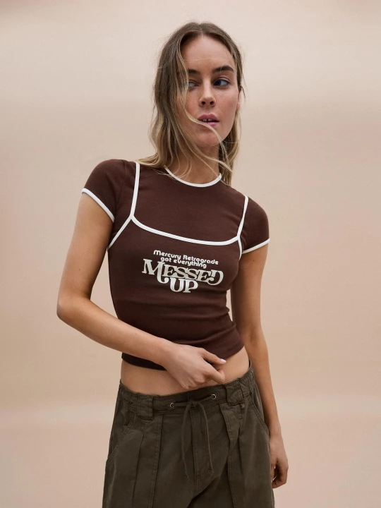 Zdjęcie produktu Bershka Dwuwarstwowa Koszulka Z Krótkim Rękawem I Kontrastowym Nadrukiem Kobieta Brązowy