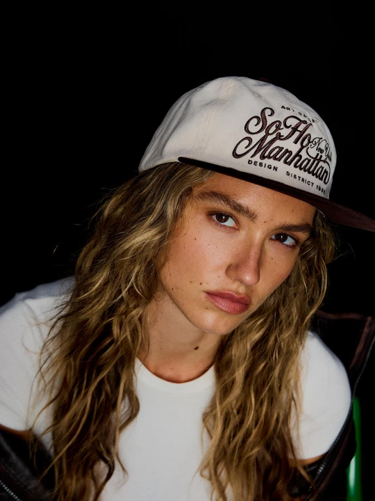 Zdjęcie produktu Bershka Haftowana Czapka Z Daszkiem Kobieta Brązowy