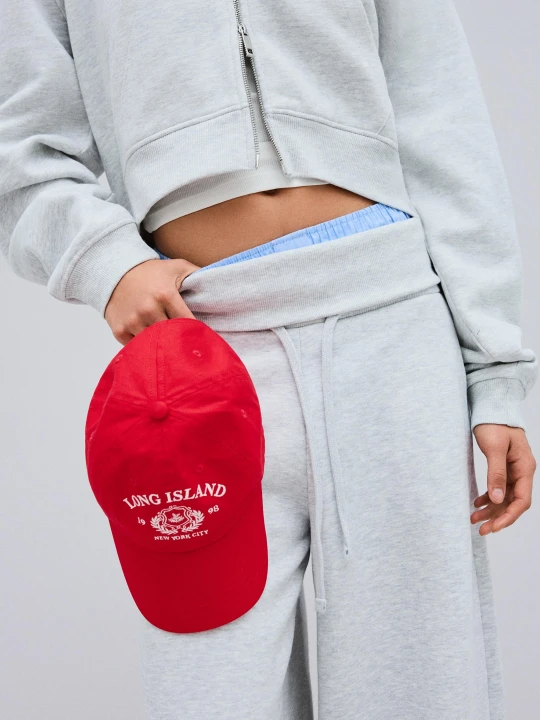 Zdjęcie produktu Bershka Haftowana Czapka Z Daszkiem Kobieta Czerwony