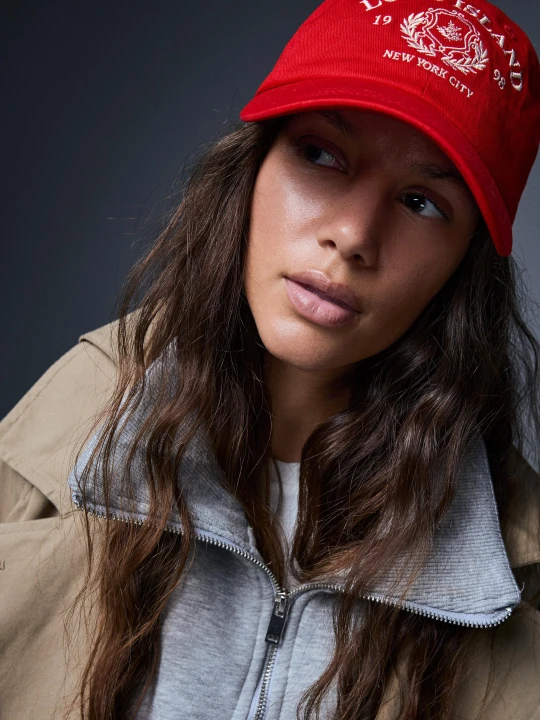 Zdjęcie produktu Bershka Haftowana Czapka Z Daszkiem Kobieta Czerwony
