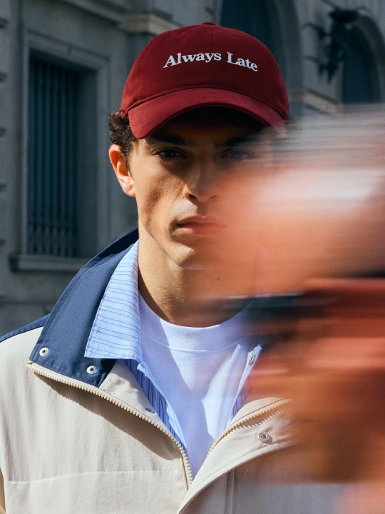 Zdjęcie produktu Bershka Haftowana Czapka Z Daszkiem Mężczyzna Rubinowy