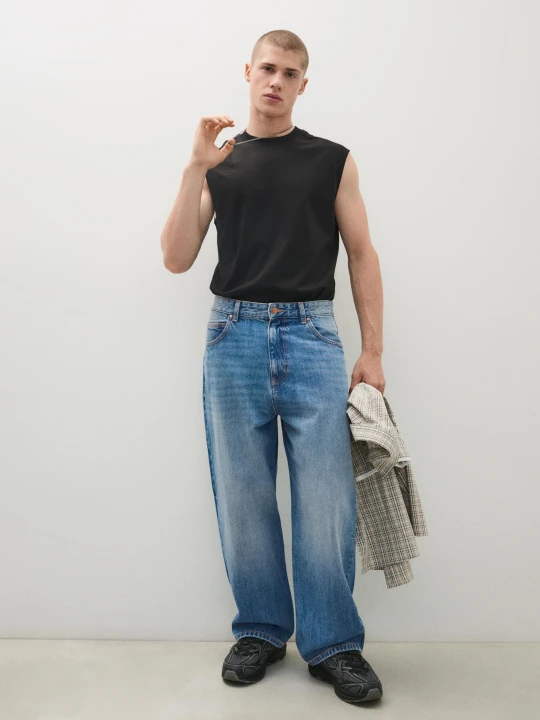 Zdjęcie produktu Bershka Haftowane Jeansy O Kroju Neobarrel Mężczyzna Wyblakły Niebieski