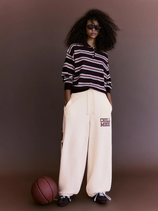 Zdjęcie produktu Bershka Haftowane Spodnie Z Dzianiny Dresowej O Kroju Wide Leg Kobieta Kremowy
