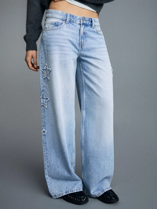 Zdjęcie produktu Bershka Jeansy Boyfriend W Gwiazdy Kobieta Jasnoniebieski