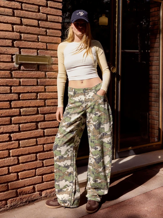 Zdjęcie produktu Bershka Jeansy O Kroju Baggy Barrel Z Niskim Stanem Kobieta Brązowy