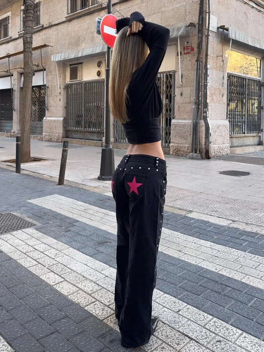 Zdjęcie produktu Bershka Jeansy O Kroju Baggy Z Ćwiekami I Gwiazdami Kobieta Czarny