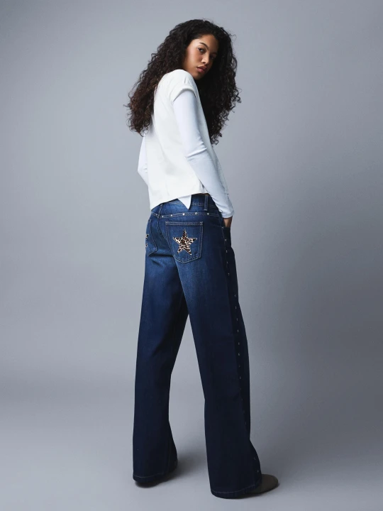 Zdjęcie produktu Bershka Jeansy O Kroju Baggy Z Ćwiekami I Gwiazdami Kobieta Niebieski