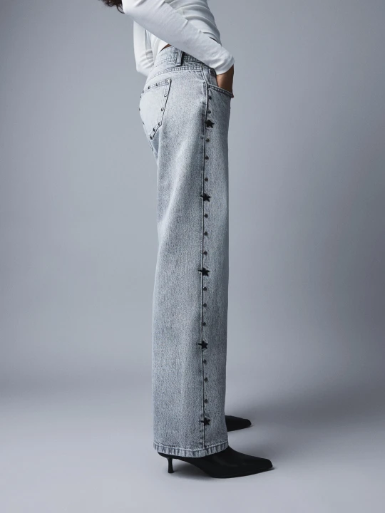 Zdjęcie produktu Bershka Jeansy O Kroju Baggy Z Ćwiekami I Gwiazdami Kobieta Szary