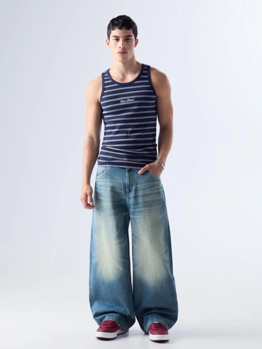 Zdjęcie produktu Bershka Jeansy O Kroju Baggy Z Klamrą Z Tyłu Mężczyzna Wyblakły Niebieski