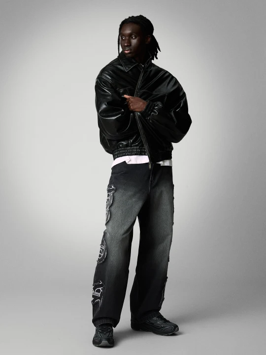 Zdjęcie produktu Bershka Jeansy O Kroju Baggy Z Naszywką Mężczyzna Czarny