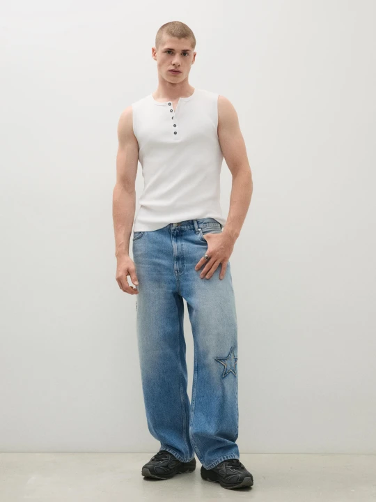 Zdjęcie produktu Bershka Jeansy O Kroju Baggy Z Naszywkami W Gwiazdy Mężczyzna Wyblakły Niebieski