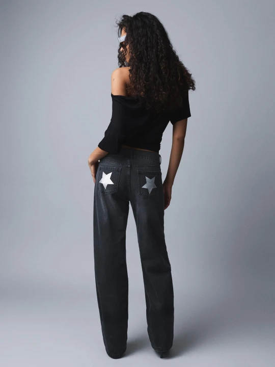 Zdjęcie produktu Bershka Jeansy O Kroju Baggy Z Niskim Stanem, Ćwiekami I Kieszeniami W Gwiazdki Kobieta Czarny