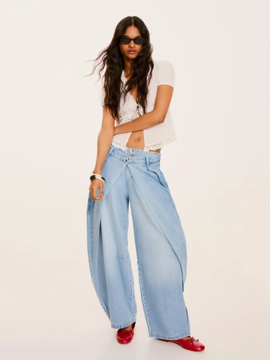 Zdjęcie produktu Bershka Jeansy O Kroju Balloon Twisted Z Niskim Stanem Kobieta Wyblakły Niebieski
