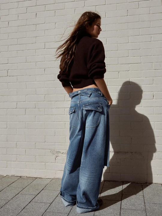 Zdjęcie produktu Bershka Jeansy O Kroju Balloon Z Tylną Klamrą I Przetarciami Kobieta Wyblakły Niebieski