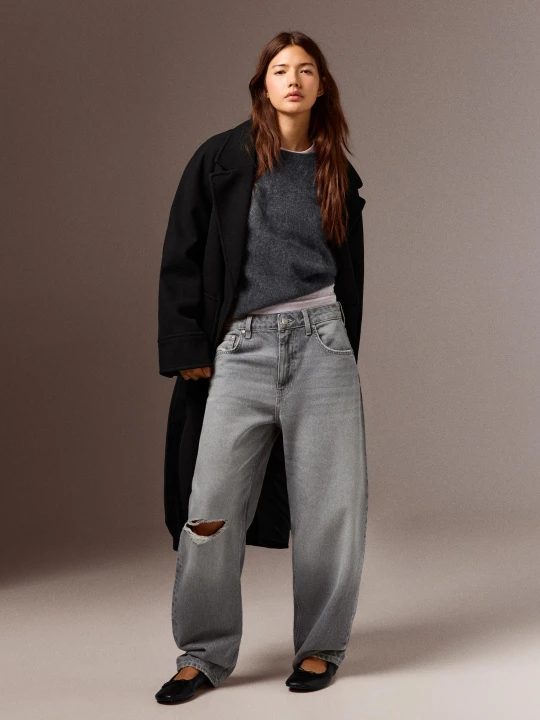 Zdjęcie produktu Bershka Jeansy O Kroju Barrel O Kroju Loose Z Przetarciami Kobieta Szary