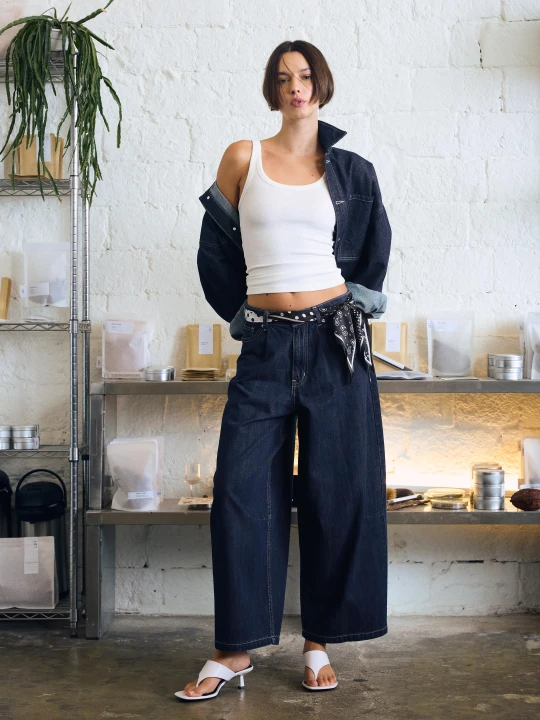 Zdjęcie produktu Bershka Jeansy O Kroju Barrel O Krótszym Kroju Kobieta Niebieski