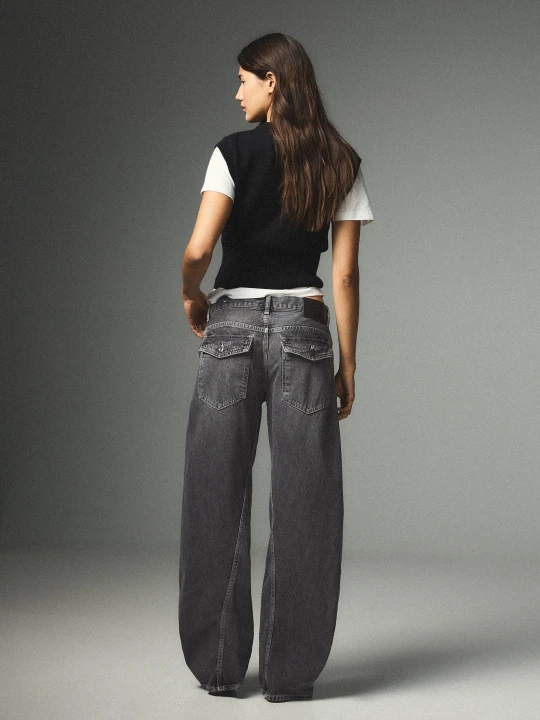 Zdjęcie produktu Bershka Jeansy O Kroju Barrel Z Niskim Stanem Kobieta Ciemnoszary