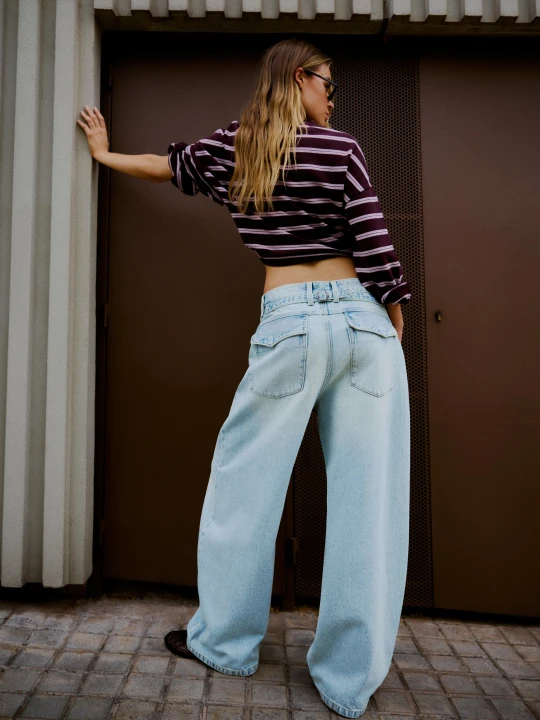 Zdjęcie produktu Bershka Jeansy O Kroju Barrel Z Tylną Klamrą Kobieta Jasnoniebieski