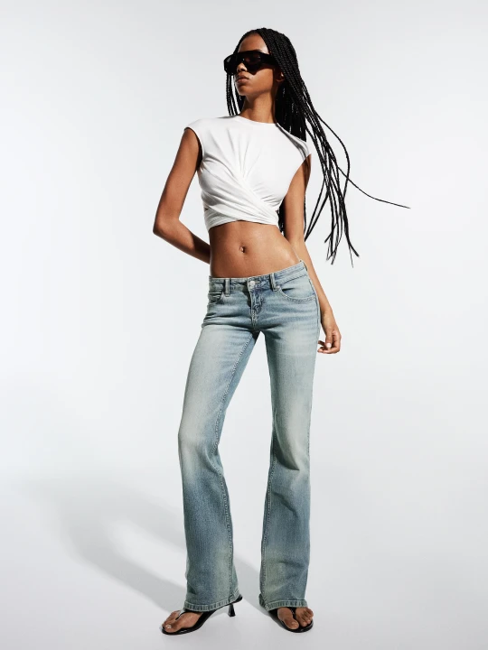 Zdjęcie produktu Bershka Jeansy O Kroju Bootcut Slim Z Niskim Stanem Kobieta Wyblakły Niebieski