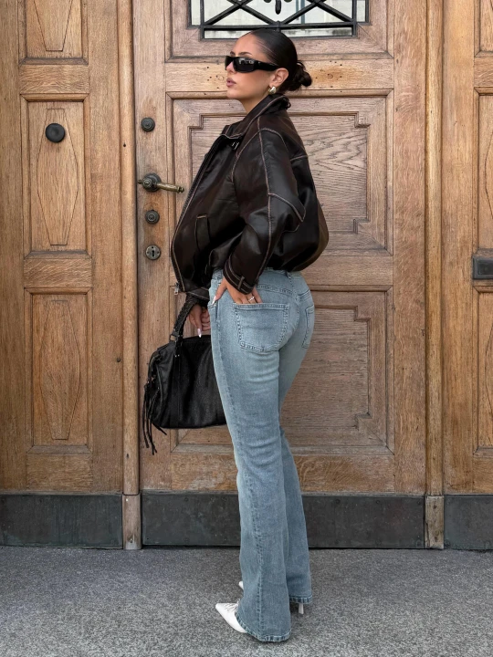 Zdjęcie produktu Bershka Jeansy O Kroju Bootcut Slim Z Niskim Stanem Kobieta Wyblakły Niebieski