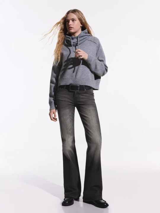 Zdjęcie produktu Bershka Jeansy O Kroju Bootcut Z Niskim Stanem Kobieta Ciemnoszary