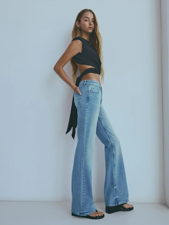 Zdjęcie produktu Bershka Jeansy O Kroju Bootcut Z Niskim Stanem Kobieta Wyblakły Niebieski