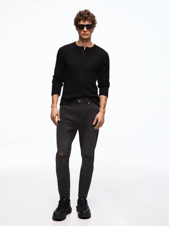 Zdjęcie produktu Bershka Jeansy O Kroju Carrot Z Przetarciami Mężczyzna Czarny