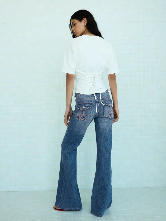 Zdjęcie produktu Bershka Jeansy O Kroju Flare Z Niskim Stanem I Haftem Kobieta Wyblakły Niebieski
