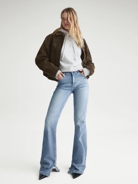 Zdjęcie produktu Bershka Jeansy O Kroju Flare Z Rozcięciem Kobieta Wyblakły Niebieski