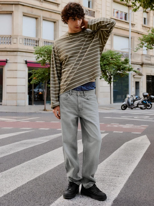 Zdjęcie produktu Bershka Jeansy O Kroju Straight Mężczyzna Szary