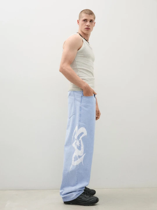 Zdjęcie produktu Bershka Jeansy O Kroju Super Baggy Z Nadrukiem Z Boku Mężczyzna Jasnoniebieski