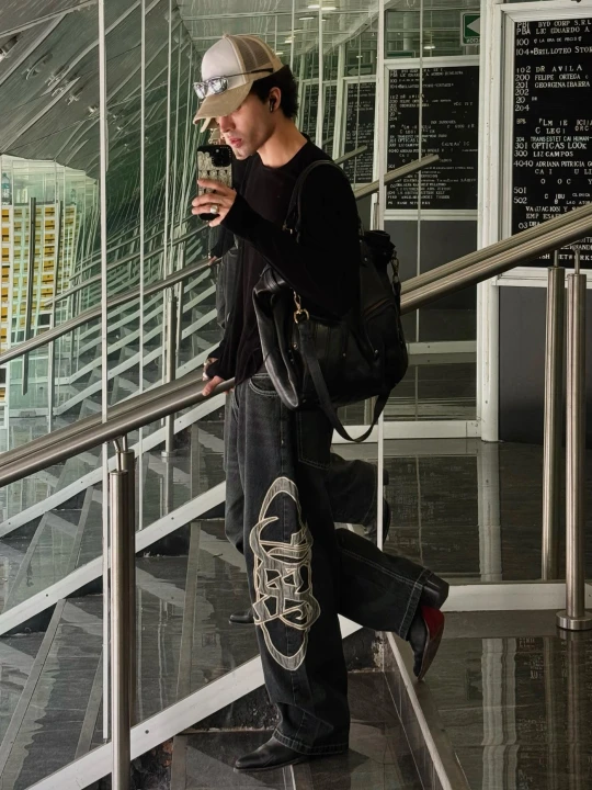 Zdjęcie produktu Bershka Jeansy O Kroju Super Baggy Z Naszywkami Z Boku Mężczyzna Czarny