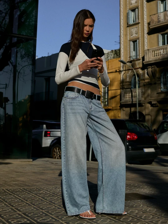 Zdjęcie produktu Bershka Jeansy O Kroju Wide Leg Z Niskim Stanem Kobieta Wyblakły Niebieski