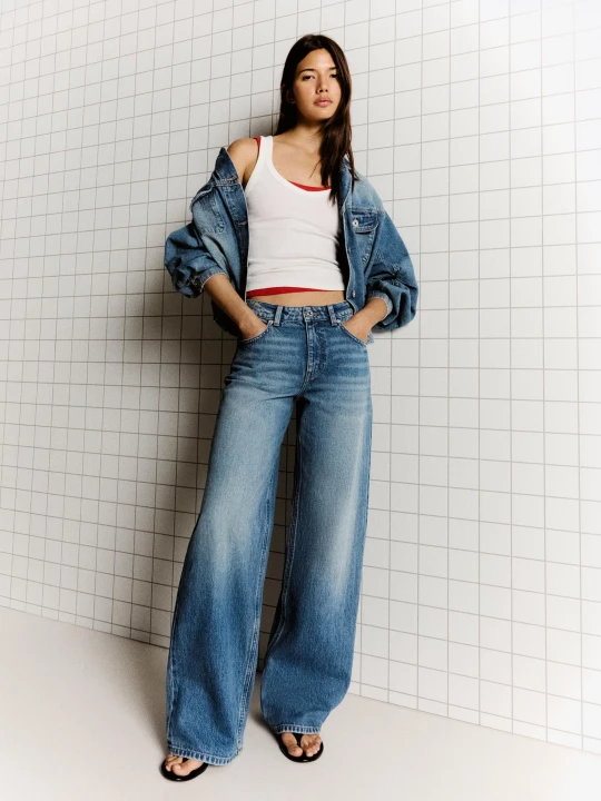 Zdjęcie produktu Bershka Jeansy O Kroju Wide Straight Z Wysokim Stanem Kobieta Wyblakły Niebieski