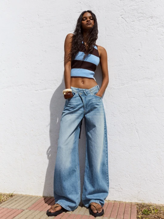 Zdjęcie produktu Bershka Jeansy O Kroju Wide Z Krzyżowanym Pasem Kobieta Wyblakły Niebieski