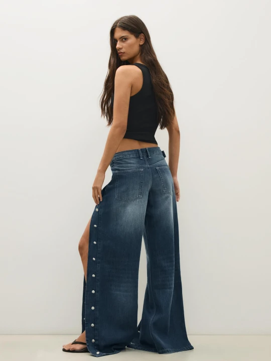 Zdjęcie produktu Bershka Jeansy O Prostym Kroju Z Niskim Stanem I Guzikami Z Boku Kobieta Ciemnoniebieski